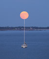 La Pleine Lune au sommet du mt d'un bateau