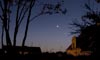 La Lune et Vnus sous les arbres