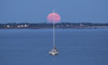 La Pleine Lune coupe par le mt d'un bateau