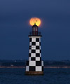 La Pleine Lune derrière le phare de la Perdrix