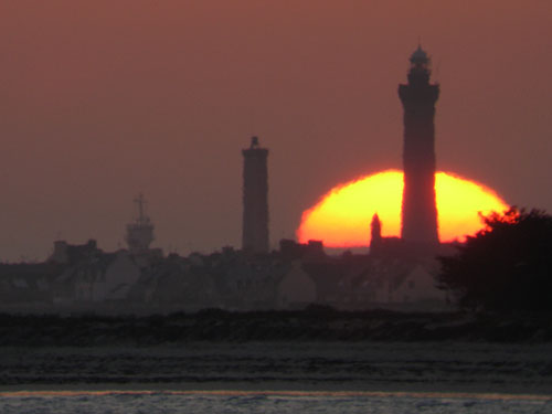 Coucher du Soleil plein ouest sur la phare d'Eckmhl