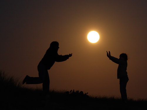 Katy et Romane jouent  la balle lunaire