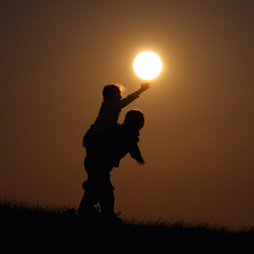 Katy et Romane tentent d'attraper la Lune