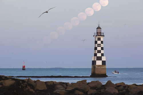 La Lune  gauche du phare de la Perdrix