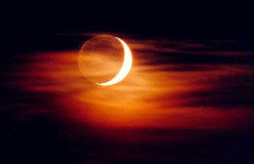 Earthshine under cloud's veil