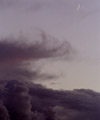 Croissant lunaire et nuage d'orage