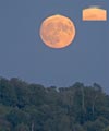 Green flash from the Moon