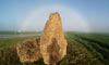 Arc de brume sur un menhir