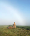 Arc de brume sur un menhir