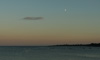 Un quartier de Lune sur la mer