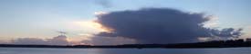 Gros cumulonimbus à l'horizon
