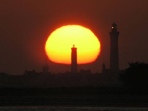 Coucher du Soleil plein ouest sur la phare d'Eckmhl