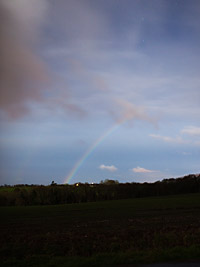 Arc-en-ciel lunaire et quelques toiles